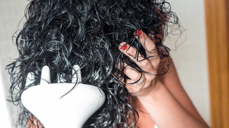 Lire la suite à propos de l’article Astuces choc pour les cheveux bouclés : découvrez le secret des boucles parfaites