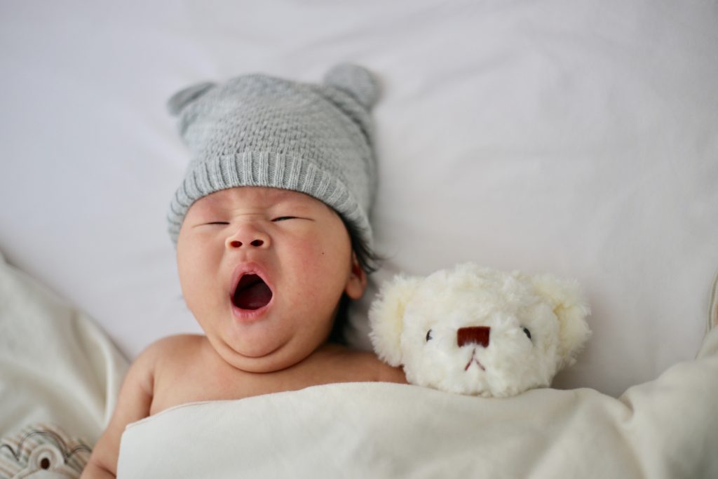 Enfant dormant paisiblement, soulignant l'importance d'un sommeil complet pour sa santé