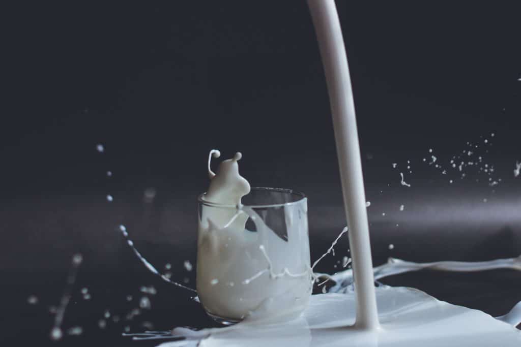 Verre de lait sans lactose sur une table 