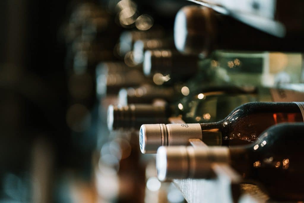 Close-up d'une capsule de bouteille de vin révélant un détail important