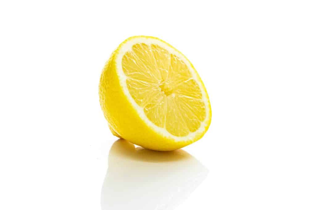 Citron fraîchement coupé placé stratégiquement sous un lit